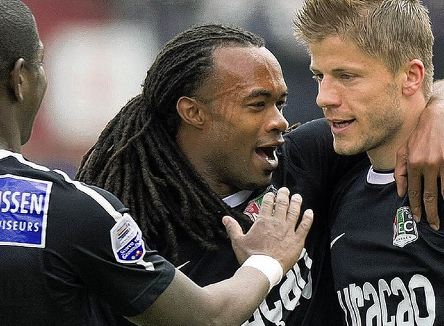 Lorenzo Davids (Mitte), der Cousin von Edgar Davids, kommt vom NEC Nijmegen.   | Foto: AFP