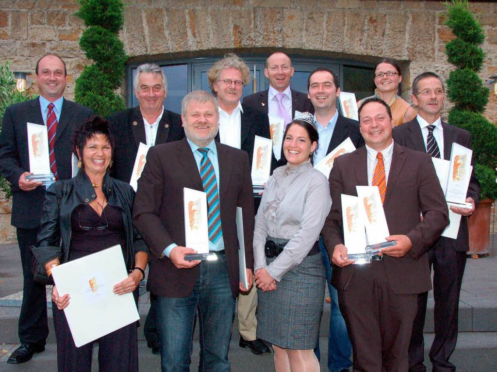 Die Sieger sowie die  Zweit- und Drittplatzierten des Internationalen Grauburgunderpreises freuten sich bei der Siegerehrung auf dem Blankenhornsberg in Ihringen sichtlich ber ihren Erfolg..