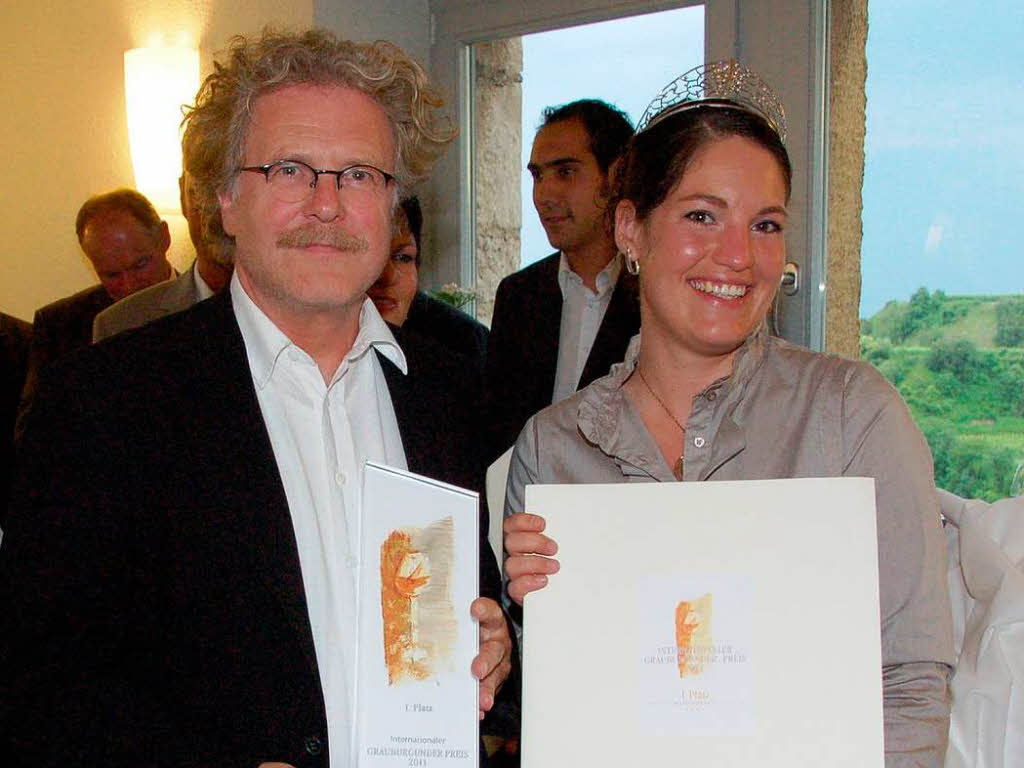 Preisbergabe Sieger Grauburgunderpreis: Links Martin Zotz, Weingut in Heitersheim, rechts Badische Weinknigin Marion Meyer