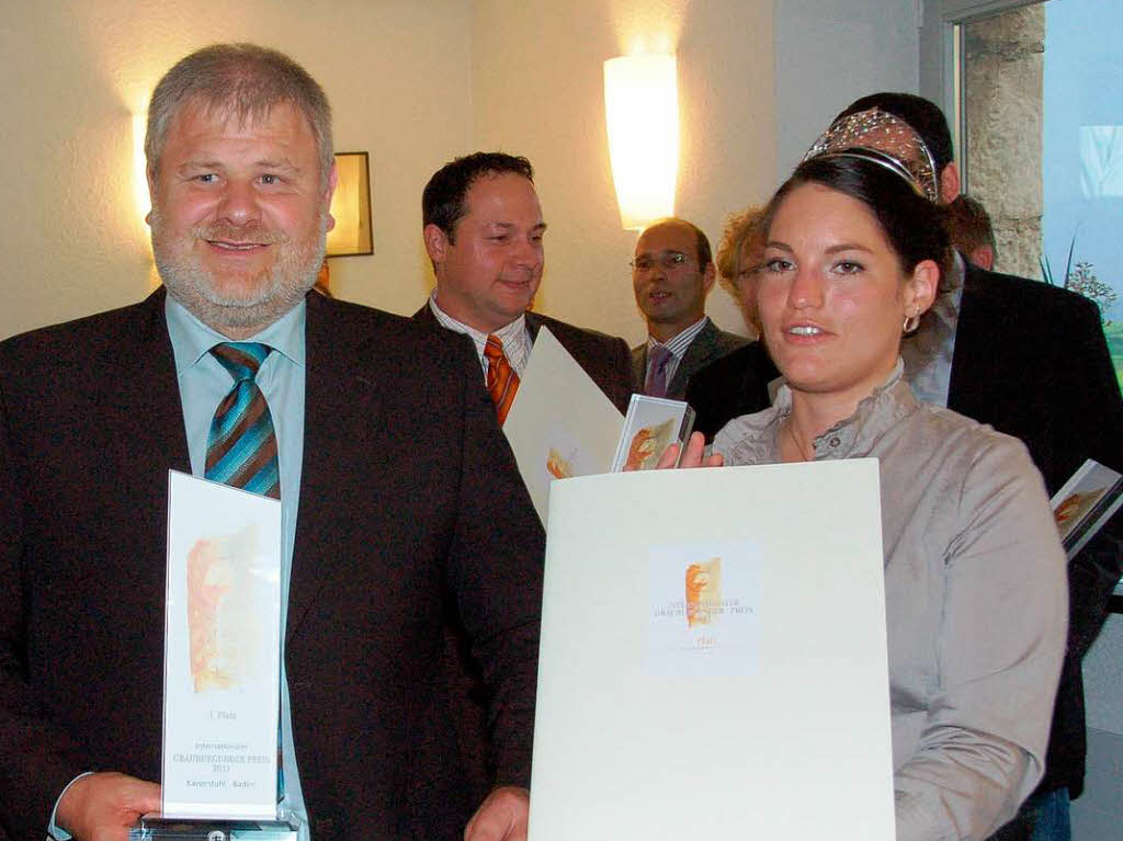 Preisbergabe Sieger Grauburgunderpreis: Links Martin Buerle, Kellermeister WG Oberkirch,  rechts Badische Weinknigin Marion Meyer.