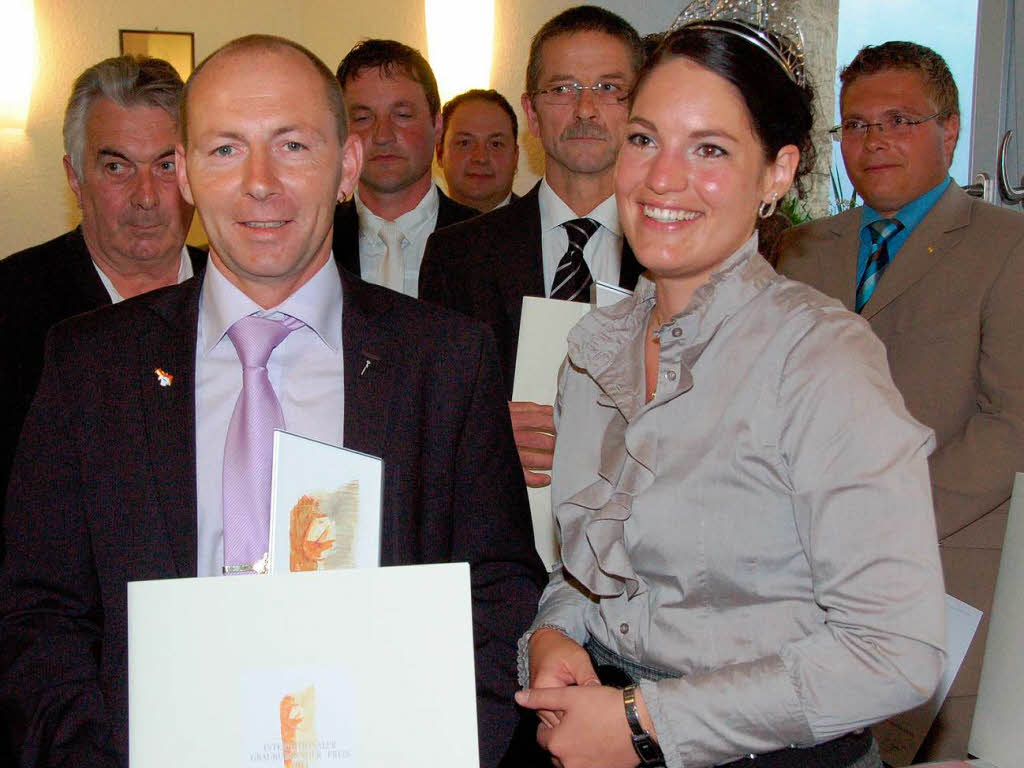 Preisbergabe Sieger Grauburgunderpreis: Links Wolfgang Schupp, Kellermeister WG Oberbergen,   rechts Badische Weinknigin Marion Meyer.