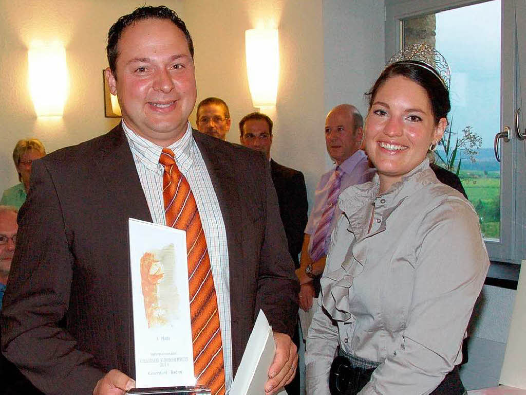 Preisbergabe Sieger Grauburgunderpreis: Links Christoph Rombach,  Kellermeister WG Achkarren,   rechts Badische Weinknigin Marion Meyer.