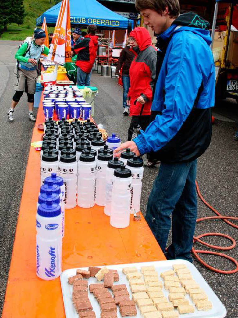 Msli-Riegel, Mineralwasser und Bananen bot die Verpflegungstation des Skiclub Oberried an der Stollenbacher Htte