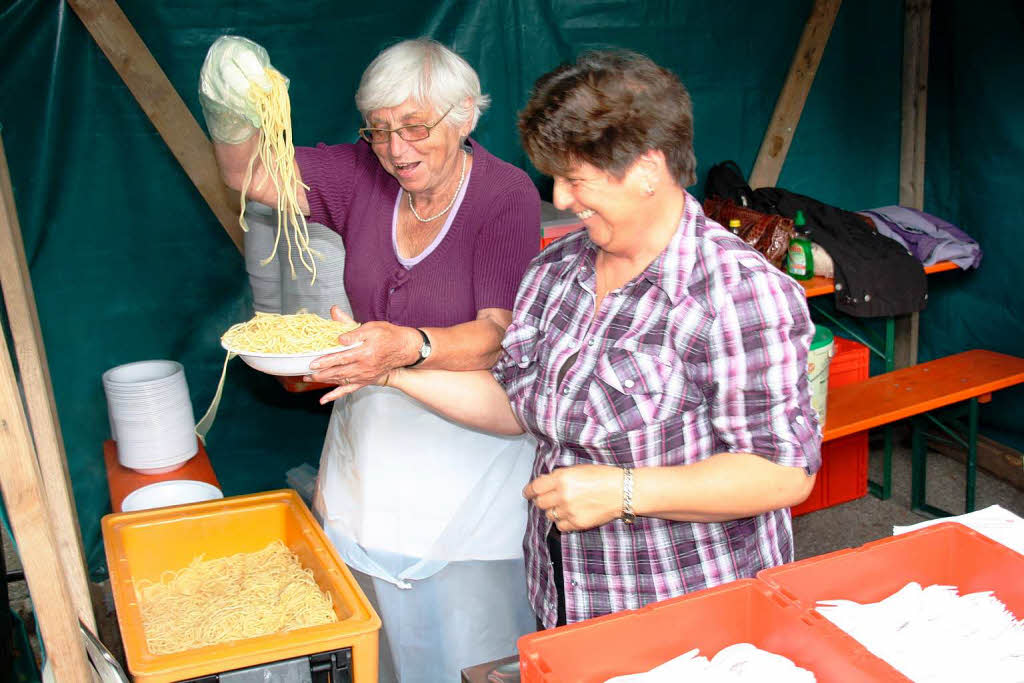 Zur Speisung der Fnftausend kochte die Metzgerei Fhrenbacher eine Tonne Spaghetti. Kirchzartens  Landfrauen waren fr die Ausgabe zustndig.