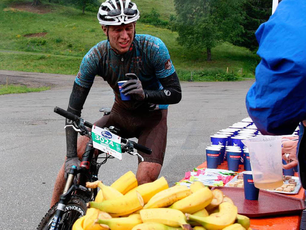 Am Verpflegungsstand des Skiclub Oberried vor der  Stollbenbacher Htte gabs  Bananen und Cola fr die dreckverschmierten Fahrer