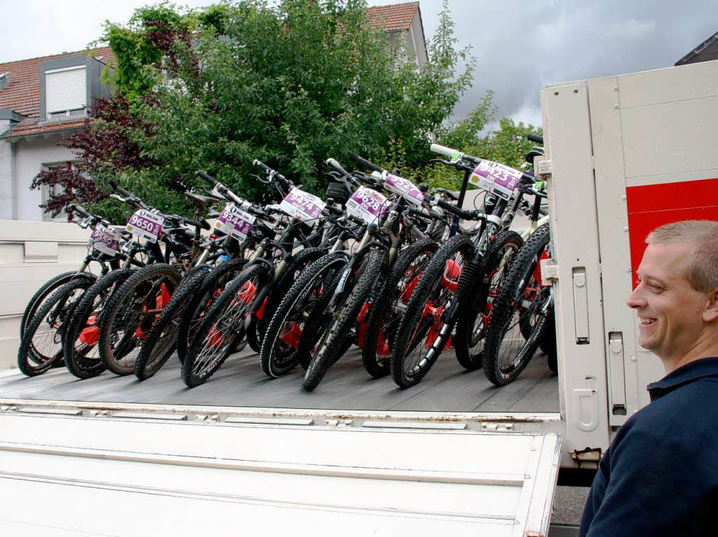 Trucks befrderten die Bikes nach Todtnauberg zum Start des Speed-Tracks