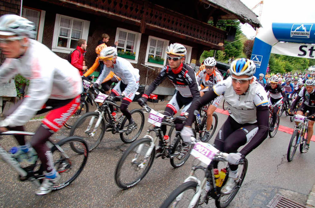 Der Speed-Track des Ultra-Bike-Marathons startete in Todtnauberg und fhrte vorbei an schnen alten Schwarzwaldhusern.