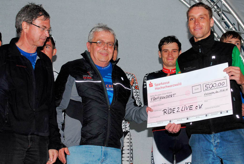 Die Chefs des Organisationskomitees Erhard Eckmann und Walter Hasper berreichten  einen Scheck ber 500 Euro an den City-Race-Mitinitiator Benjamin Rudiger (v.l.) fr seinen Verein "Ride2Live".