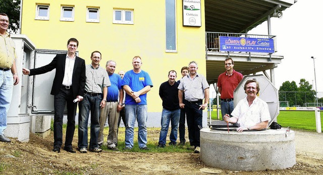 Wasser aus dem Tiefbrunnen beregnet knftig den Sportplatzrasen.   | Foto: sandra decoux-kone