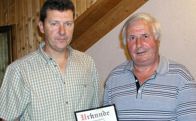 Vorsitzender Andreas Wiesner (links) v...Verein zum Ehrenvorsitzenden ernennen.  | Foto: Rolf-Dieter Kanmacher
