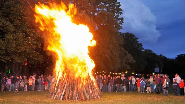 Hhepunkt des Johannisfestes im Neuenb...nnisfeuer bei Einbruch der Dunkelheit.  | Foto: Alexander Anlicker