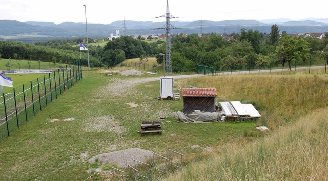Hier, rund 15 Meter vom Spielfeld entf...im des Sportvereins Karsau entstehen.   | Foto: Manfred Risch