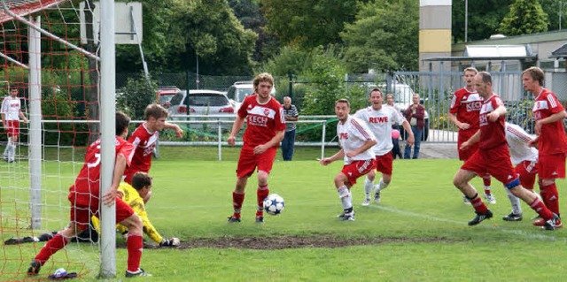 Wie &#8222;vernagelt&#8220;: Trotz des...m FC Wallbach ein Torerfolg verwehrt.   | Foto: Hrvoje Miloslavic