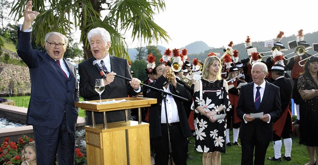 Hubert Burda (links) und Gotthilf Fisc... Schmiederer (rechts) das Badner Lied.  | Foto: Hannes Kuhnert