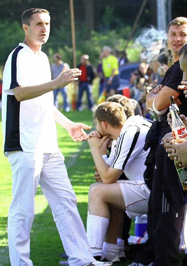 Alexander Elenschleger versucht die Fans zu animieren.  | Foto: Peter Aukthun-Grmer