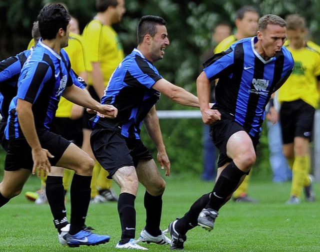 Tor- und Aufstiegsjubel: Der Degefelde...effer zum 2:1 gegen den FV Haltingen.   | Foto: Meinrad Schn