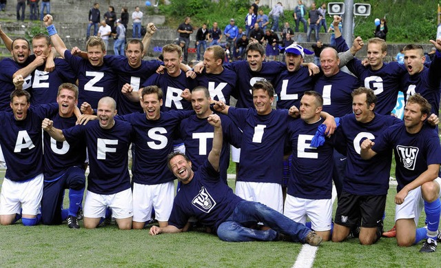 Geschafft: Der TuS Lrrach-Stetten spi...de Saison in der Fuball-Bezirksliga.   | Foto: Meinrad Schn