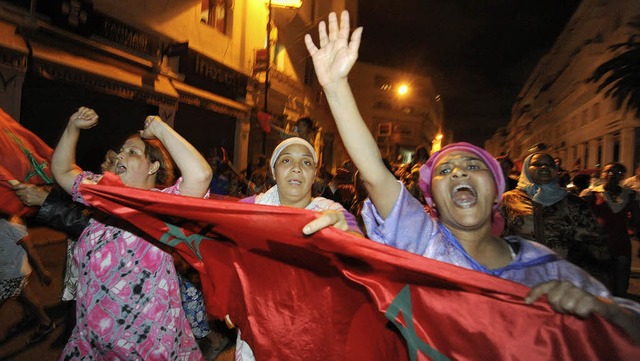 Anhngerinnen des marokkanischen Knigs feiern die angekndigten Reformen.   | Foto: AFP