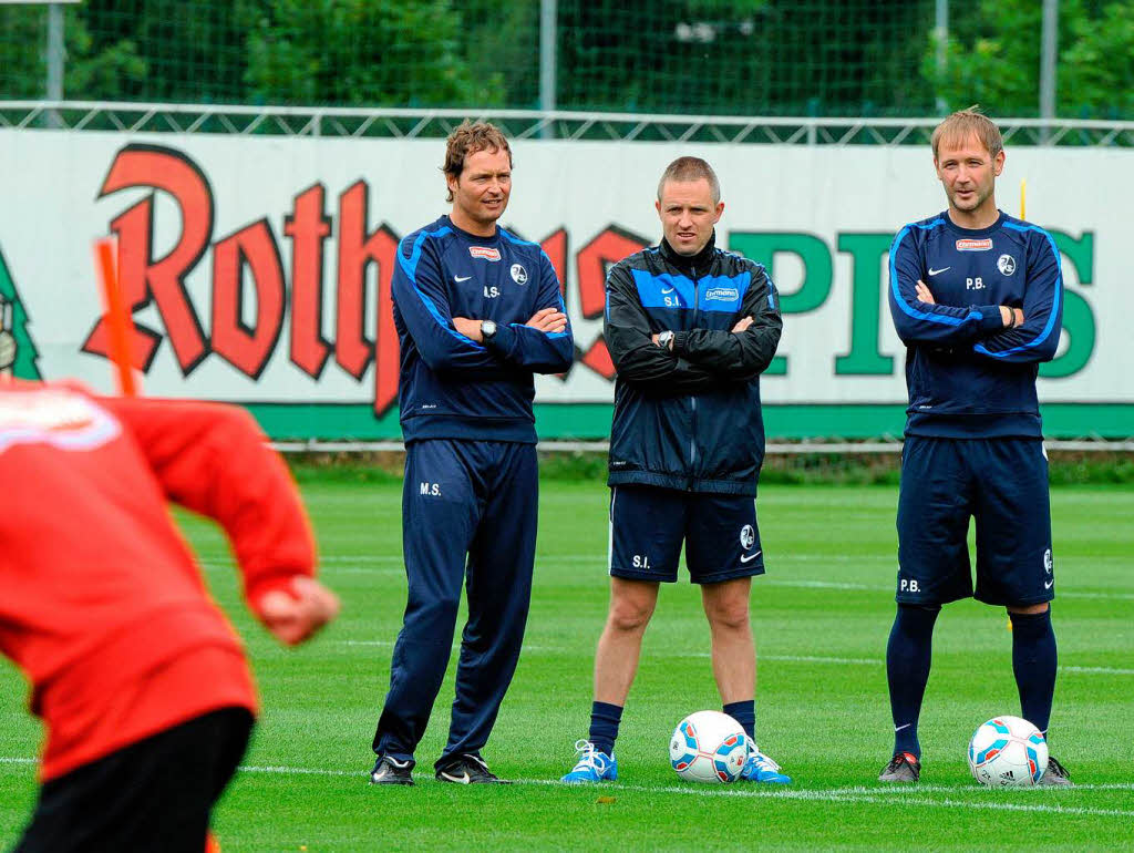 Chefrainer Marcus Sorg, Athletiktrainer Simon Ickert und Co-Trainer Patrick Baier (von links) beobachten die Spieler.