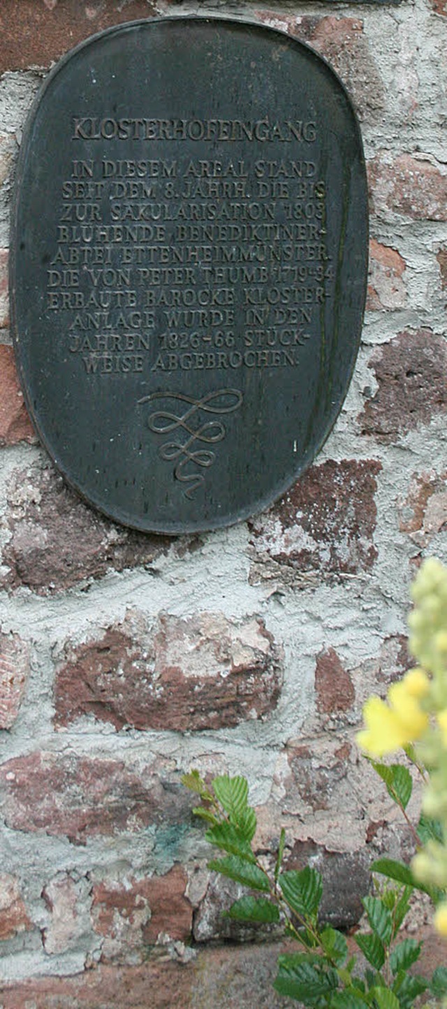 Eine Tafel erinnert an das ehemalige Kloster, das 1000 Jahre bestand.  | Foto: Theo Weber