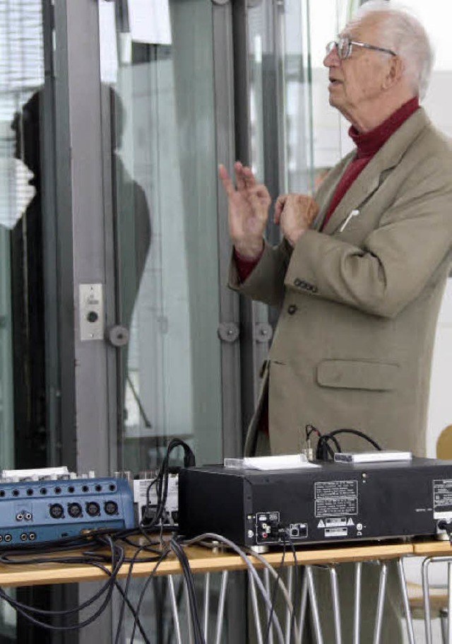 Klaus Weinhold bei der Vorstellung sei... Klangcollage im Foyer des Rathauses.   | Foto: Hans Jrgen Kugler