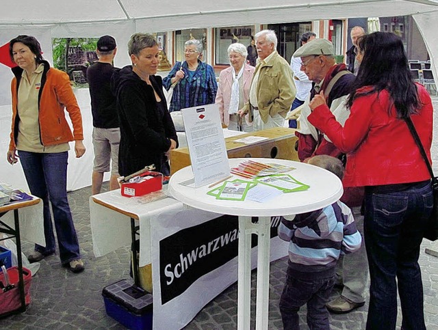 Am Stand der Schwarzwaldvereine auf de...  so manche Information ausgetauscht.   | Foto: BZ