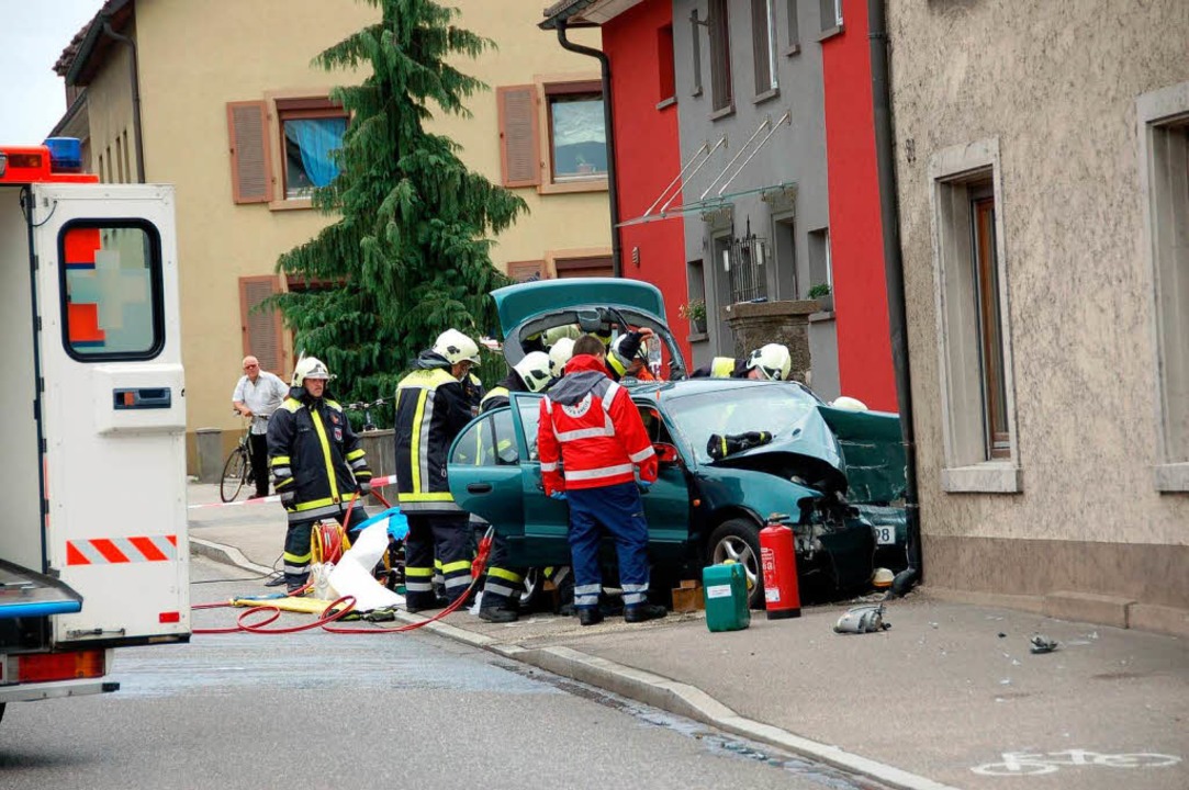 Frau Kracht Gegen Hauswand – B 34 Stundenlang Blockiert - Bad Säckingen ...