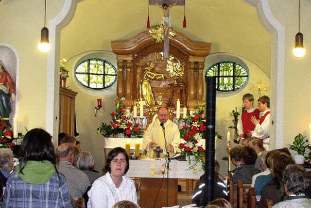 Voll besetzt war die Antoniuskapelle b...Peter Falk beim Antoniusfest feierte.   | Foto: Eberhard Gross