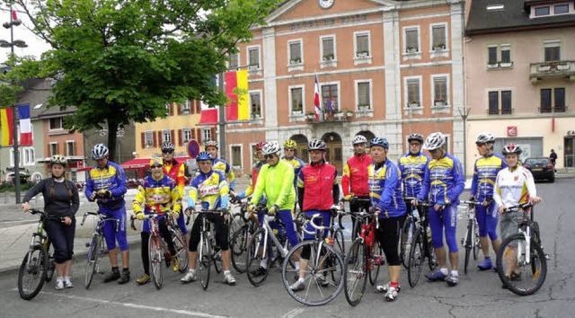 Aktive des Radsportverein Staufen (bla...gigen Tour durch die Savoyer Alpen.     | Foto: Privat