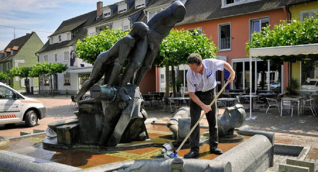 Wassermeister Willi Kssler schrubt den Brunnen auf dem Rathausplatz.  | Foto: Alexander Anlicker