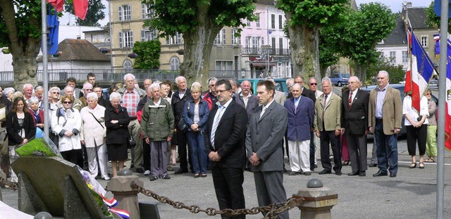Kranzniederlegung zum 18. Juni: Die be...r (maulburg) vor dem Kriegerehrenmal.   | Foto: Georg Diehl