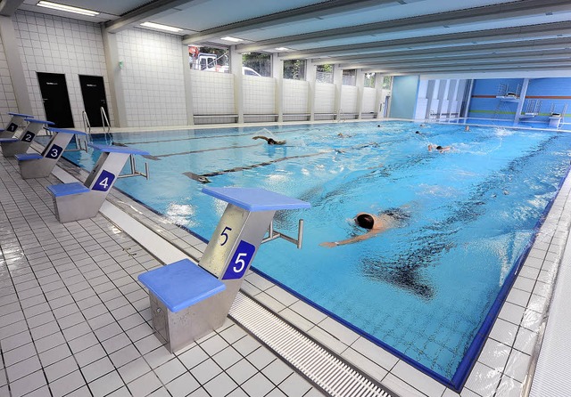 Gestern zogen die Sportstudenten im fr...ten FT-Schwimmbad wieder ihre Bahnen.   | Foto: Thomas Kunz