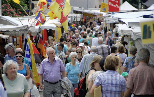 Der Johannimarkt ist jedes Jahr ein Pu...magnet in der Grenzacher Hauptstrae.   | Foto: Archivfoto:  Dorweiler