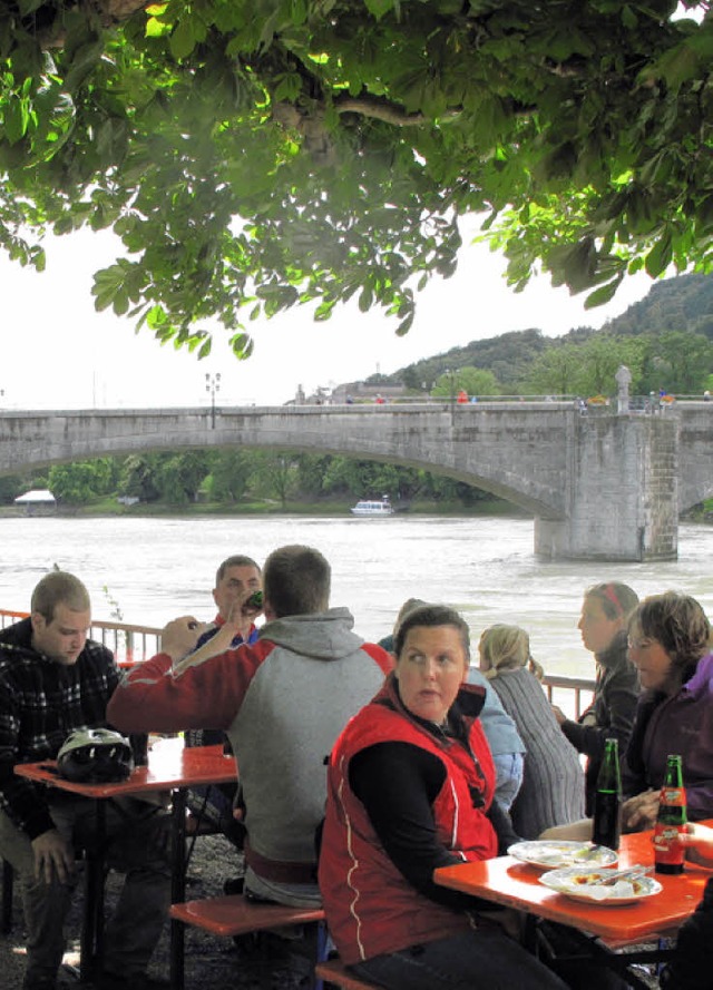 Gut gehen lieen es sich die Gste der...im Fest  in der Codmananlage am Rhein.  | Foto: Anka Fricker