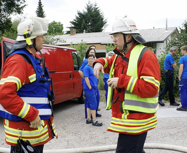 Lagebesprechung in Luttingen: Feuerweh...a Dimer, in der Rauch entstanden war.   | Foto: Werner Probst