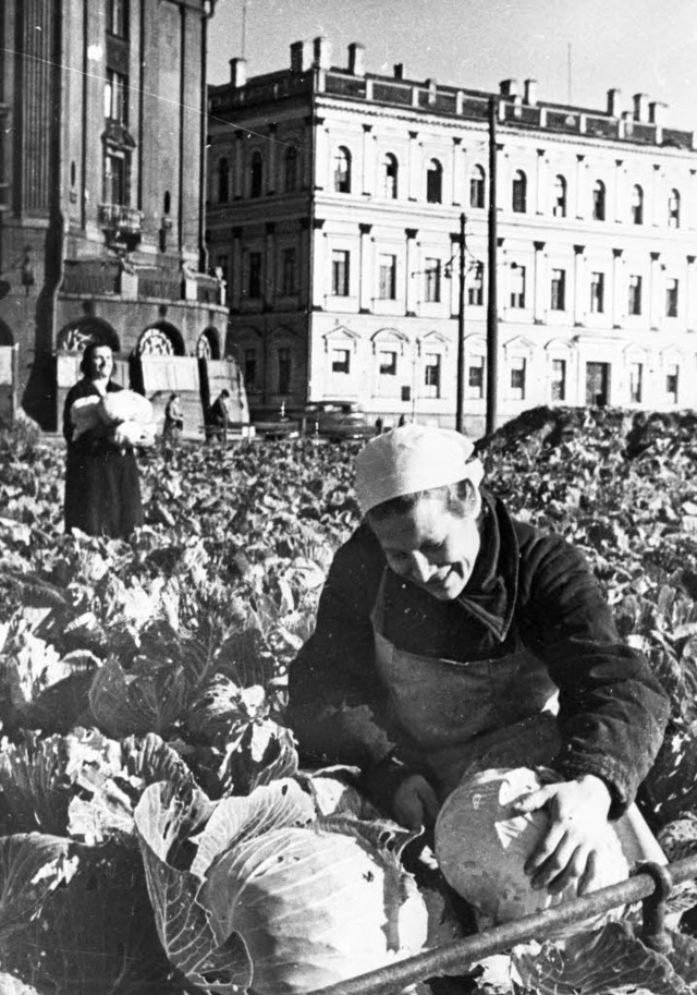 September 1942: Die Menschen im von de...en Kohl auf einem Platz der Stadt an.   | Foto: akg