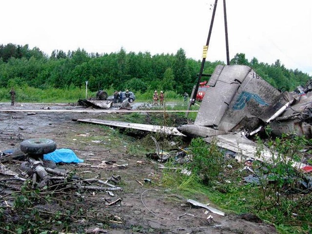 Trmmerfeld im Wohngebiet: Hier strzte die  Tupolew Tu-134 ab.  | Foto: dpa