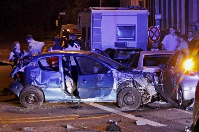 Autofahrer flchtet vor Polizei – vier Verletzte
