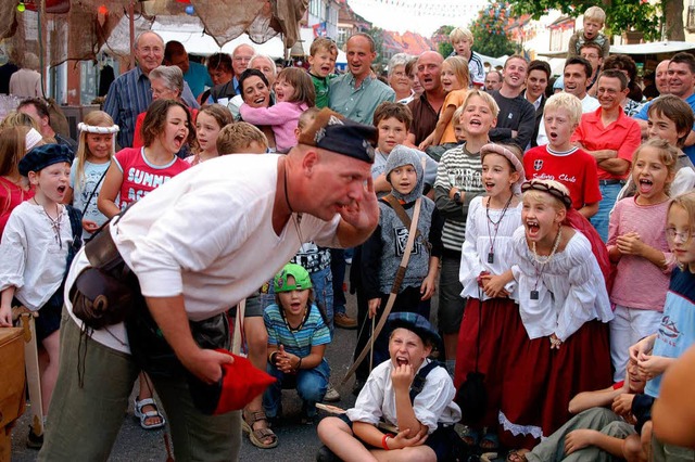 Gaukler werden die Besucher des Altstadtfestes in ihren Bann ziehen.  | Foto: Ilona Hge