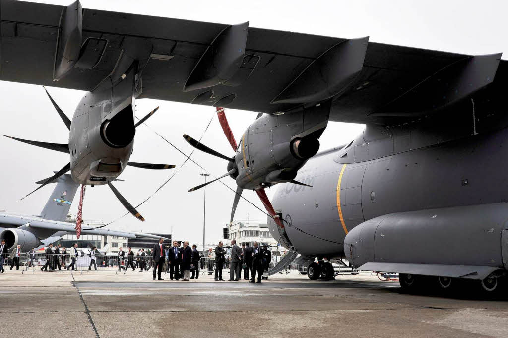 Potentielle Kufer besichtigen ein Modell des Militrflugzeugs Airbus  A400M.