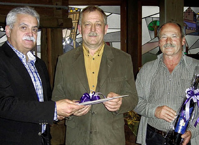 Florian Graner (Mitte) wurde von Walde...(links) und Josef Mder verabschiedet.  | Foto: privat