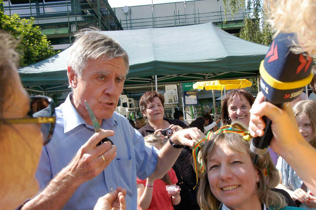 In den Stadtfarben: OB Eberhard Niethammer stylt Moderatorin Petra Klein nach deren verlorener Wette.