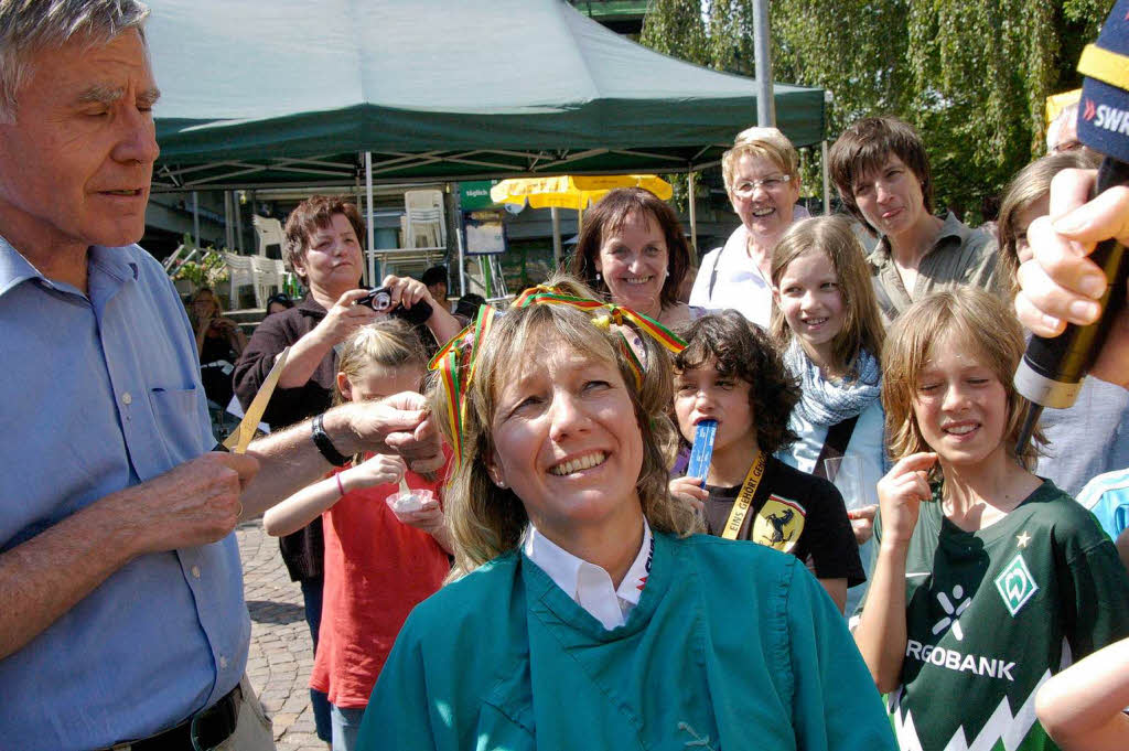 In den Stadtfarben: OB Eberhard Niethammer stylt Moderatorin Petra Klein nach deren verlorener Wette.