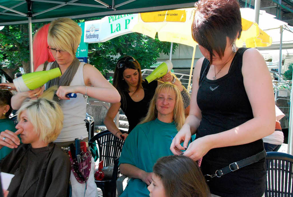 22 Friseurinnen und Kosmetikerinnen stellten sich zur Wette ein