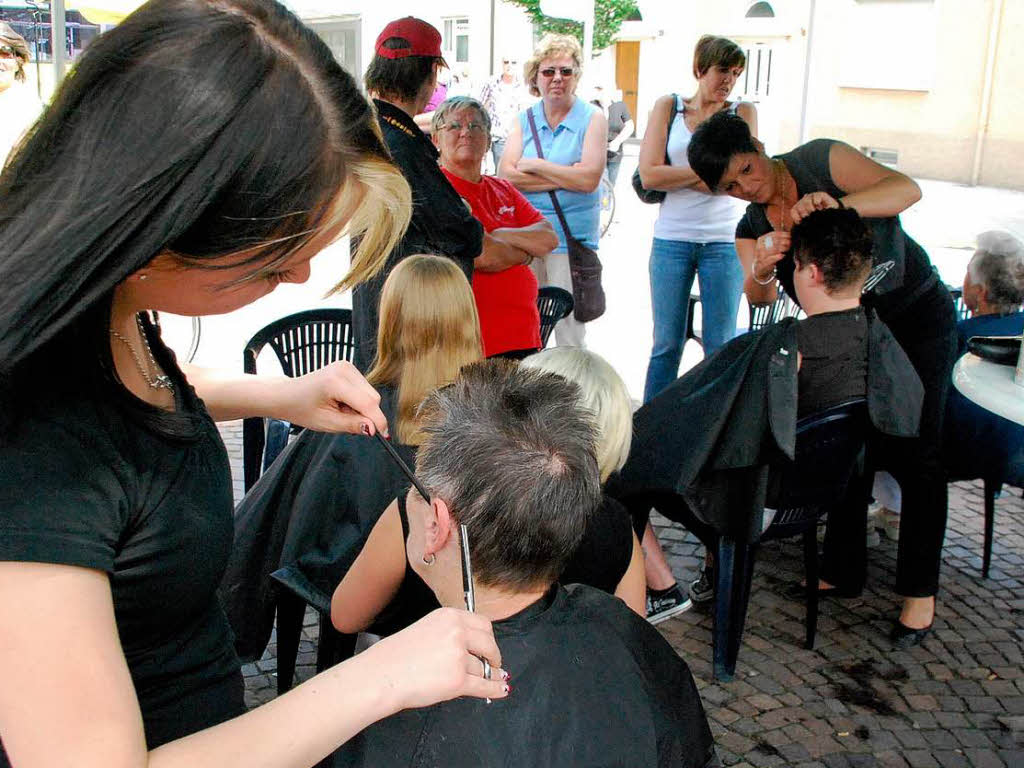 22 Friseurinnen und Kosmetikerinnen stellten sich zur Wette ein