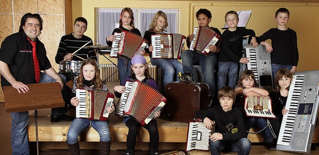 Akkordeon-Ausbilder Ruedi Dahinden (li...konnte das Orchester gegrndet werden.  | Foto: bz