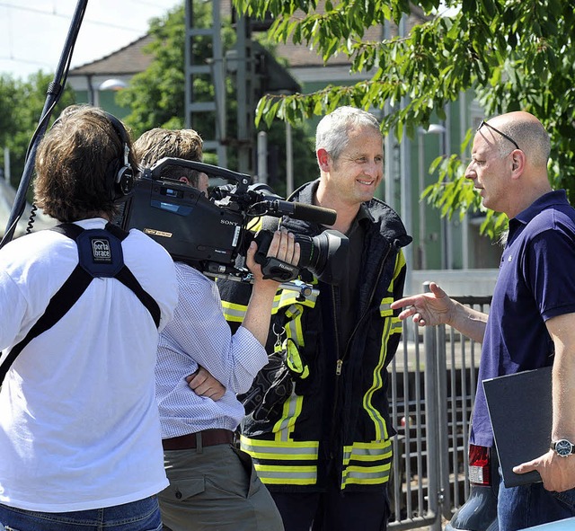 Ein ARD-Fernsehteam beschftigt sich m...Feuerwehrkommandant Michael Stcklin.   | Foto: Volker Mnch