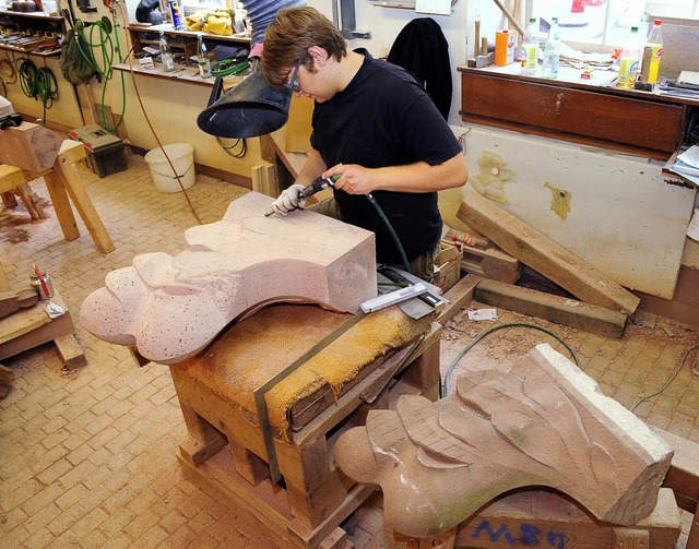 Wie zwei gleiche Flgel liegen Originalkrabbe und Kopie vor Florian Prussait.   | Foto: Thomas Kunz