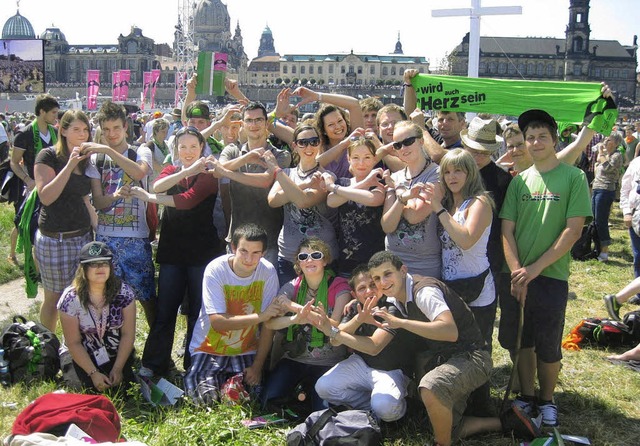 Herzliche Gre aus Dresden: die CJD-Gruppe vor der Kulisse von Elb-Florenz   | Foto: Privat