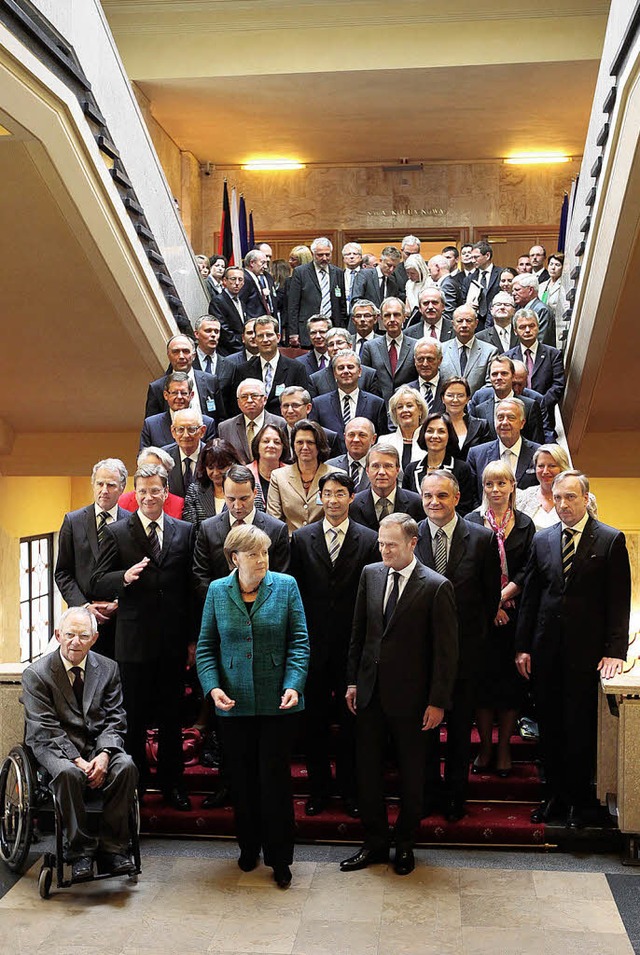 Die deutsche und die polnische Regierung beim Familienfoto   | Foto: AFP